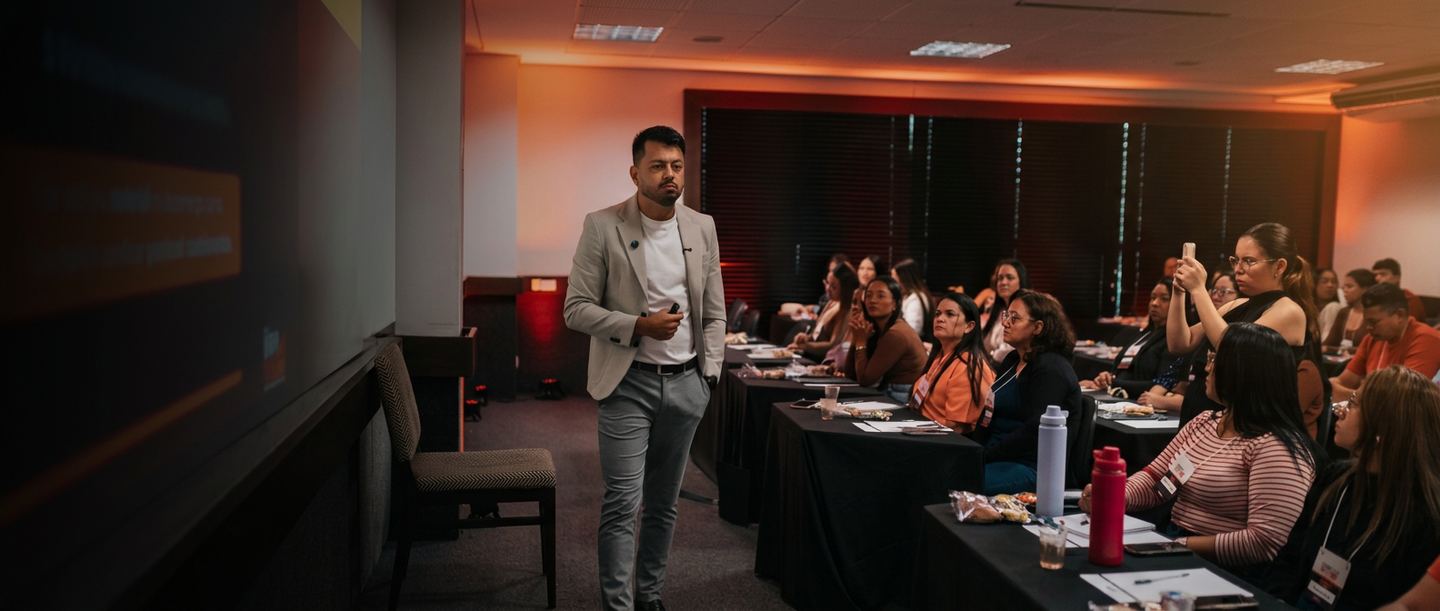 Anderson Gomes apresentando Treinamento Empresarial